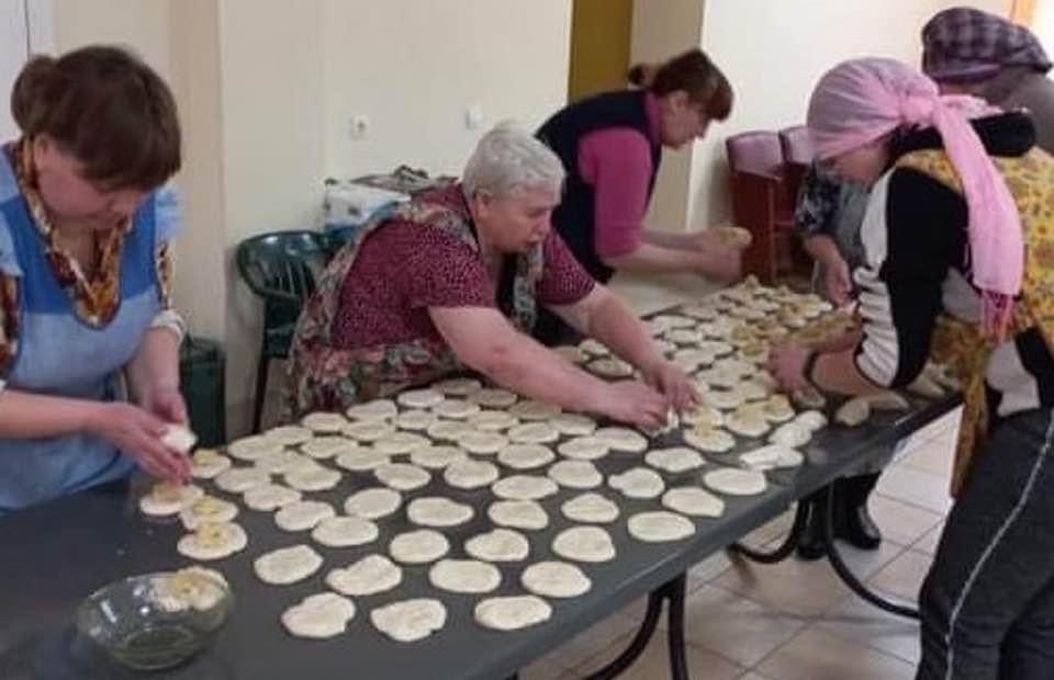 在扎波羅熱為飢民製作麵包。(圖/瓦特牧師提供)